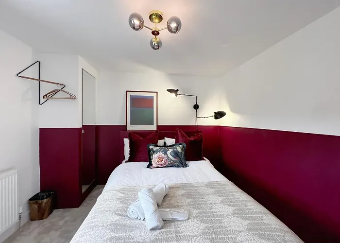 Lovely Double Room In Terrace Home - University Hospital City Centre