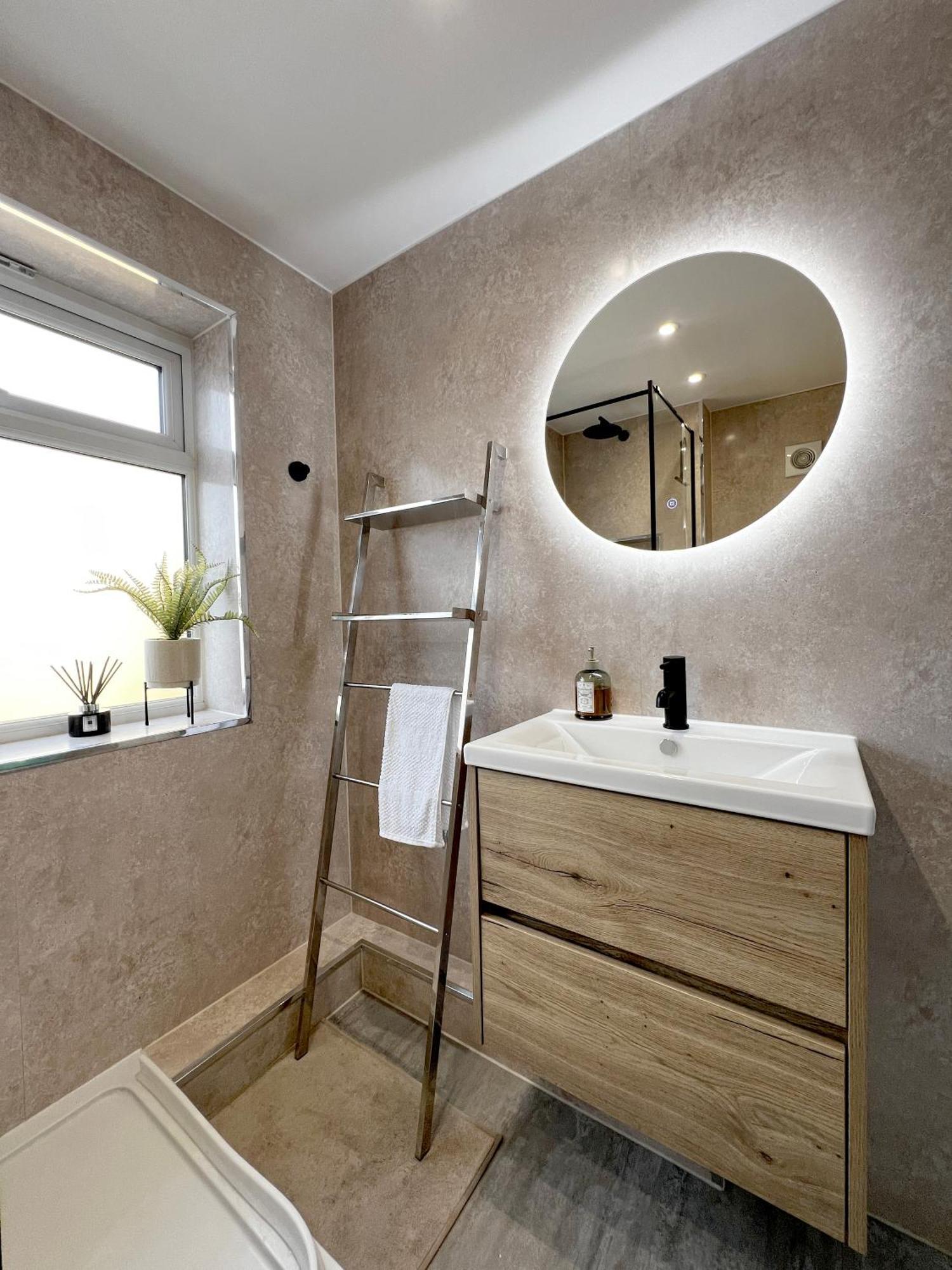 Lovely Double In Terrace - Hospital Centre Homestay